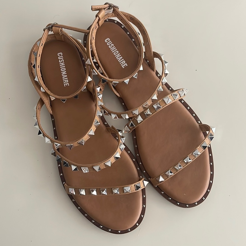NWT Cushionaire Talia Memory Foam Studded Sandals in Nude size 9.5